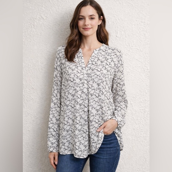 The Limited Tops - The Limited XXL Black & White Abstract Print V-Neck Blouse Flowy